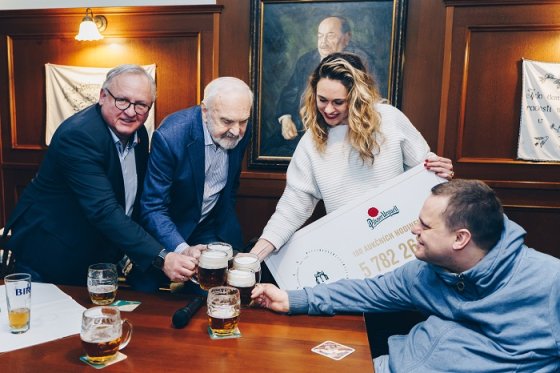 /media/23369/slavnostní-přípitek-centra-paraple-a-pilsner-urquell