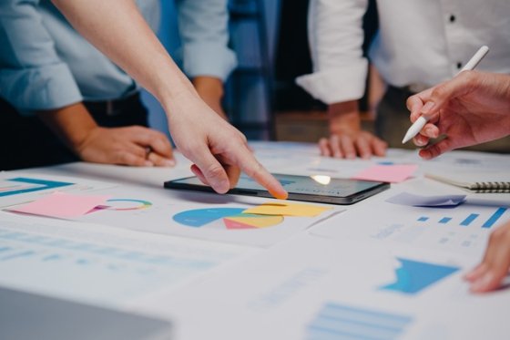 /media/lu5nhhuv/vyzkum_graph_jednani_freepik