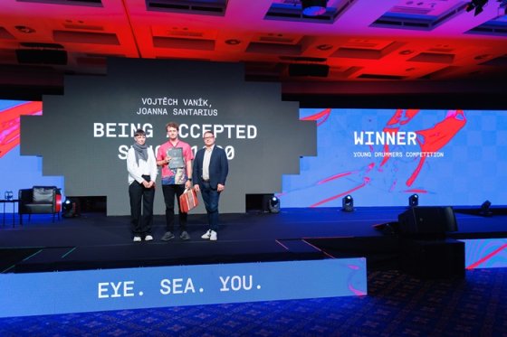 /media/yeyh5r5p/golden-drum-2025_vojtěch-vaník-přebírá-cenu