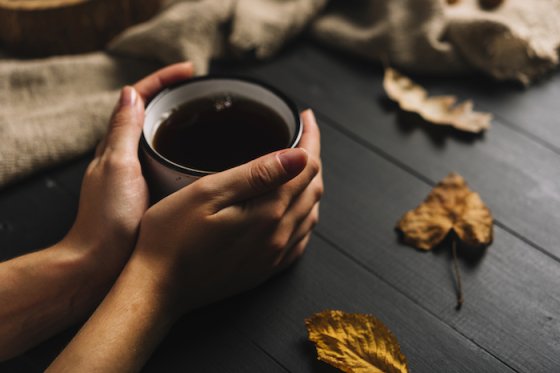 /media/dbafez2f/ritual_crop-hands-holding-mug-near-leaves_freepik
