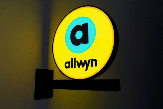 /media/rozdg4rj/allwyn_venkovni-signage_noc_vizualizace-sirka-002