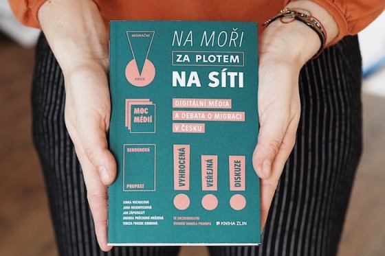 /media/18849/na-moři-za-plotem-na-síti-1