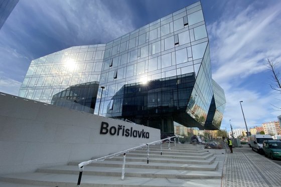 /media/16709/borislavka-centrum_vizualni-identita_realizace-na-budově-2