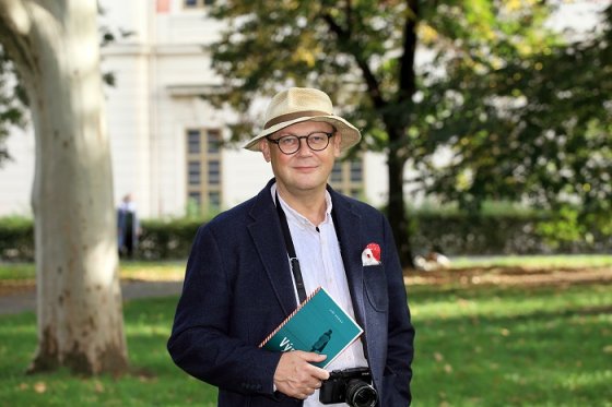 /media/14570/jiri-penas_s_knihou