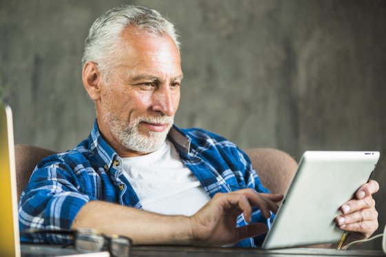 /media/0ozb2at2/freepik_babyboomer_close-up-senior-man-using-digital-tablet