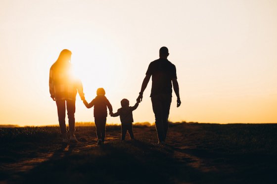 /media/nh5blmmu/freepik_happy-family-silhouette-sunset