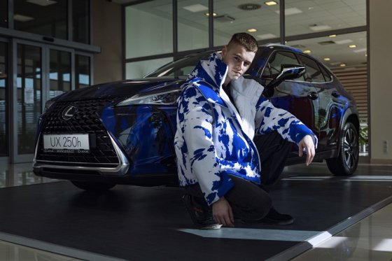 /media/15893/návrhář-jan-černý-se-svým-novým-vozem-lexus-ux