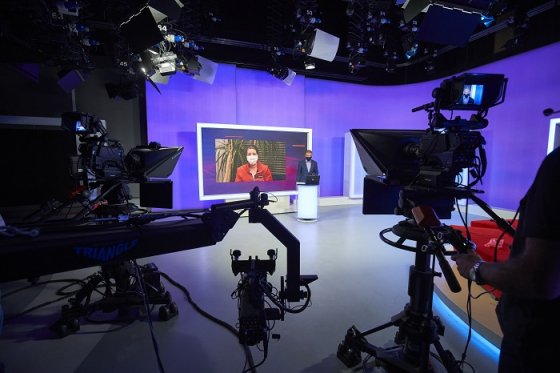 /media/17311/televizni-noviny_studio