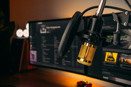 /media/evclvff5/digital-radio_unsplash