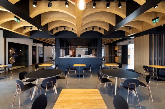 /media/21131/bernard_sladkův-sál