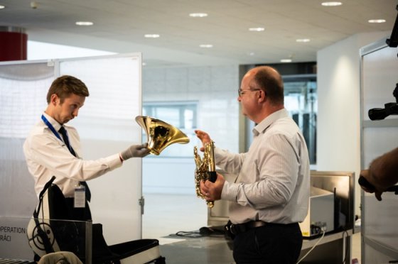 /media/5vzbxfz5/cf_240602_spot_semyon_home_alone_bts_webres_-c-_luciekrejzlova-55