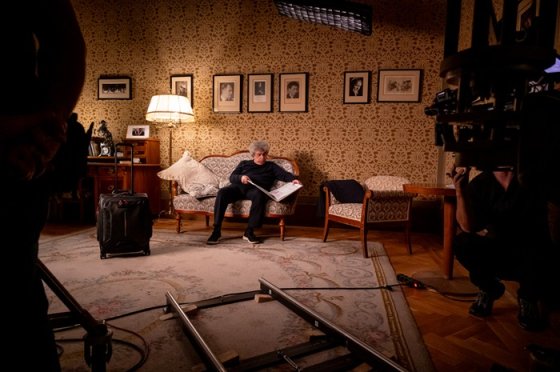 /media/qrdhpm5f/cf_semyon_home_alone_bts_den1_webres_-c-_luciekrejzlová-14