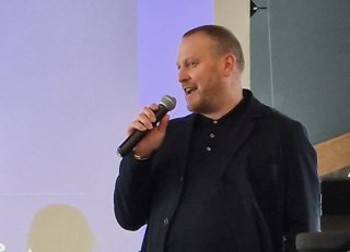 /media/cfgpdkws/warner-tv_jamie-cookie