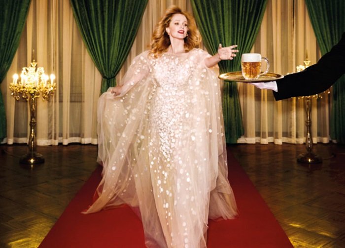 /media/24riln00/ana-geislerova-v-pivni-robe-pilsner-urquell-768x1024