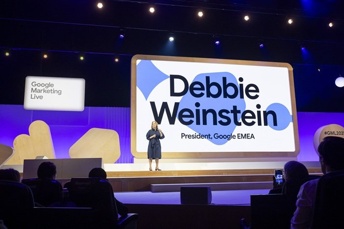 /media/iytnuoj5/debbie-weinstein-on-stage