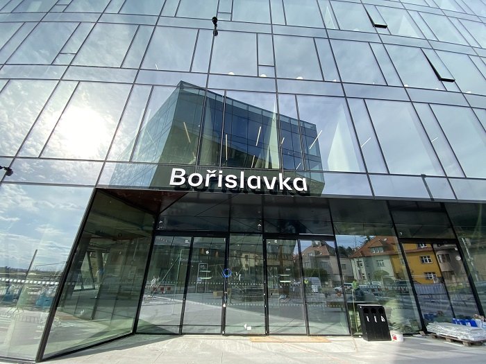 /media/16710/borislavka-centrum_vizualni-identita_realizace-na-budově