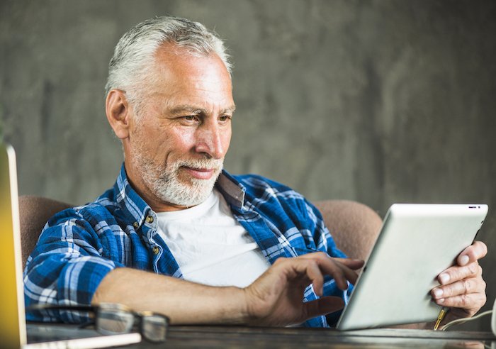 /media/0ozb2at2/freepik_babyboomer_close-up-senior-man-using-digital-tablet