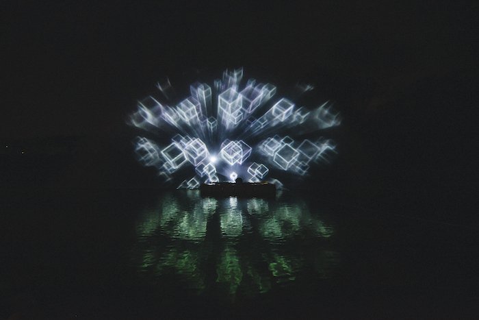 /media/1y0px0sb/peppercorns-světlo-tzolk_inu-2_photo_-signal-festival-_-peppercorns