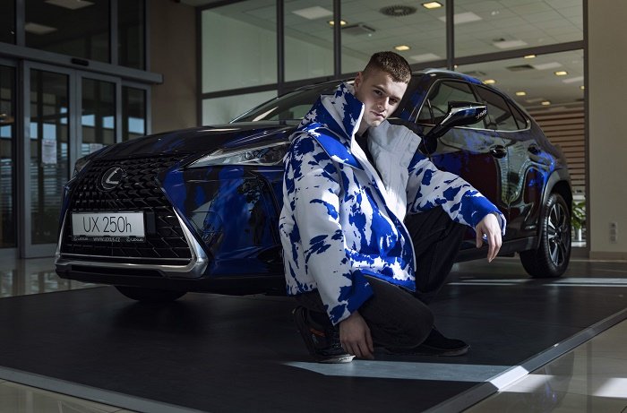 /media/15893/návrhář-jan-černý-se-svým-novým-vozem-lexus-ux