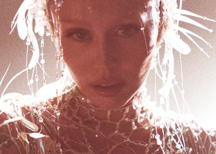 /media/td2dd13y/miley-cyrus_something-beautiful