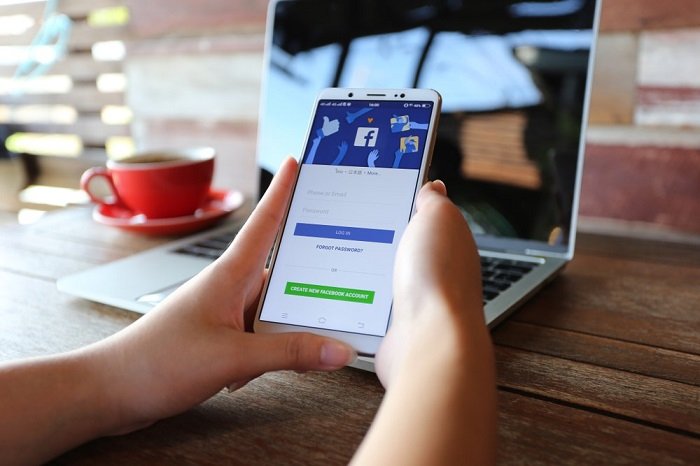 /media/9127/facebook_newsfeed