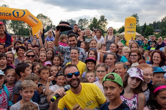 /media/9175/mara-mira-luba-a-posluchaci_ilustracni