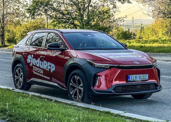 /media/24780/elektrická-toyota-bz4x-s-polepem-rock-for-people