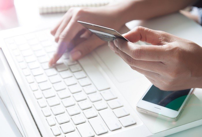 /media/11076/onlineshopping_shutterstock